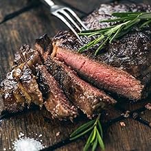 Sekwencja przedstawiająca grillowane lub gotowane steki mięsne z dodatkami rozmarynowymi na ciemnej drewnianej powierzchni, przedstawiające różne etapy gotowania.
