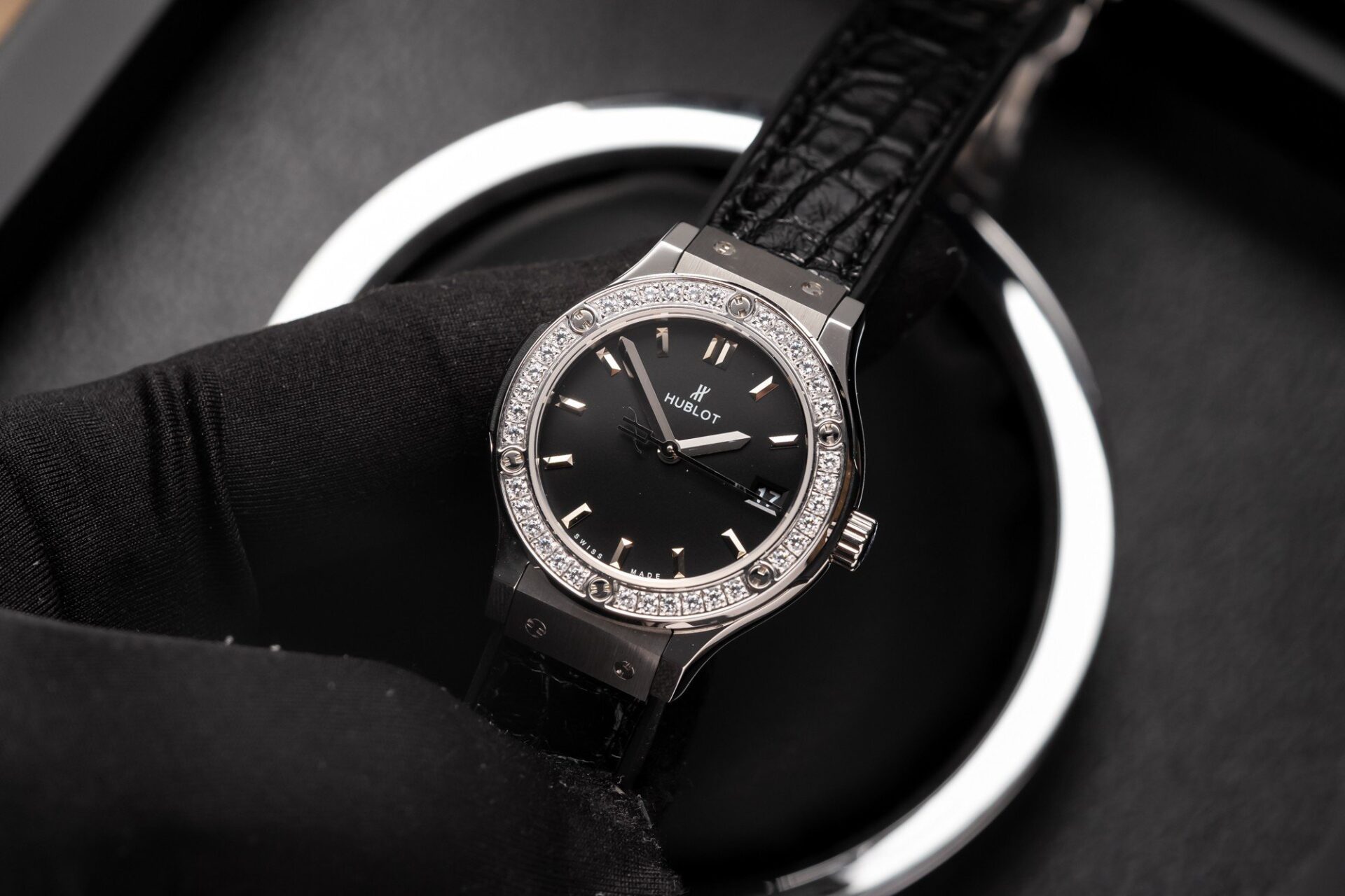 Hublot Replica 1:1 Watch With Diamonds Bezel Black Dial HB Factory 33mm - Top club