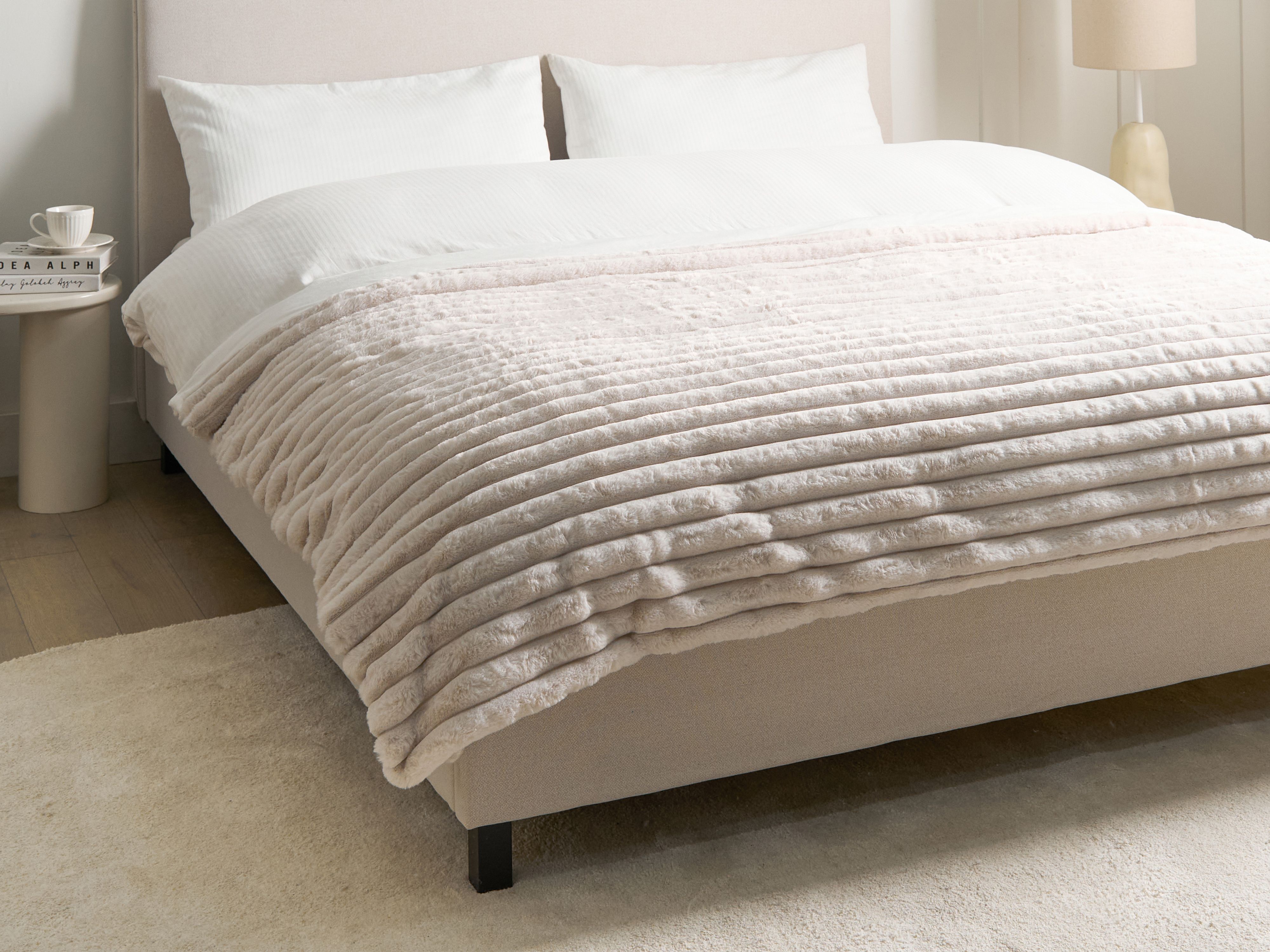 Bedspread RAKYA Faux Fur 150 x 200 cm Light Beige