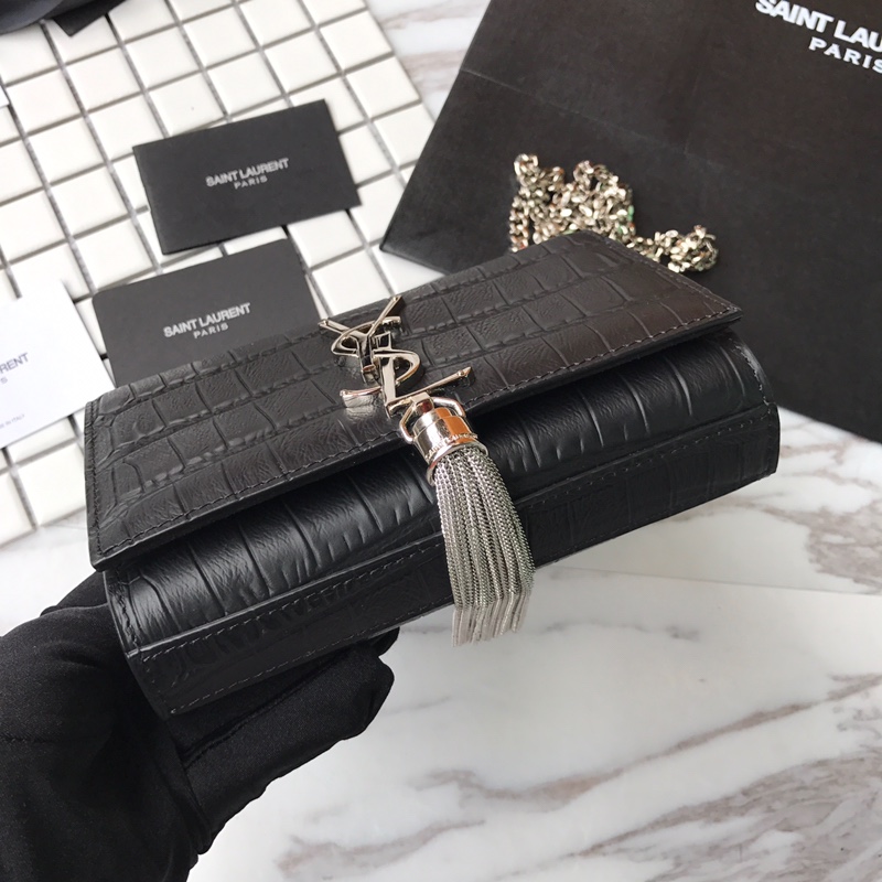 MONOGRAM CHAIN WALLET IN CROCODILE EMBOSSED SHINY LEATHER1:1High-quality replica
