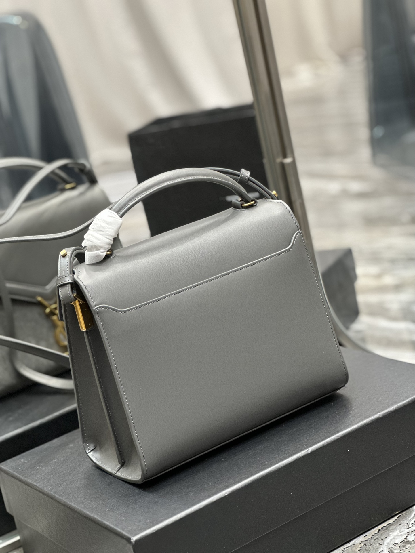 CASSANDRA MEDIUM TOP HANDLE BAG IN GRAIN DE POUDRE EMBOSSED LEATHER1:1High-quality replica