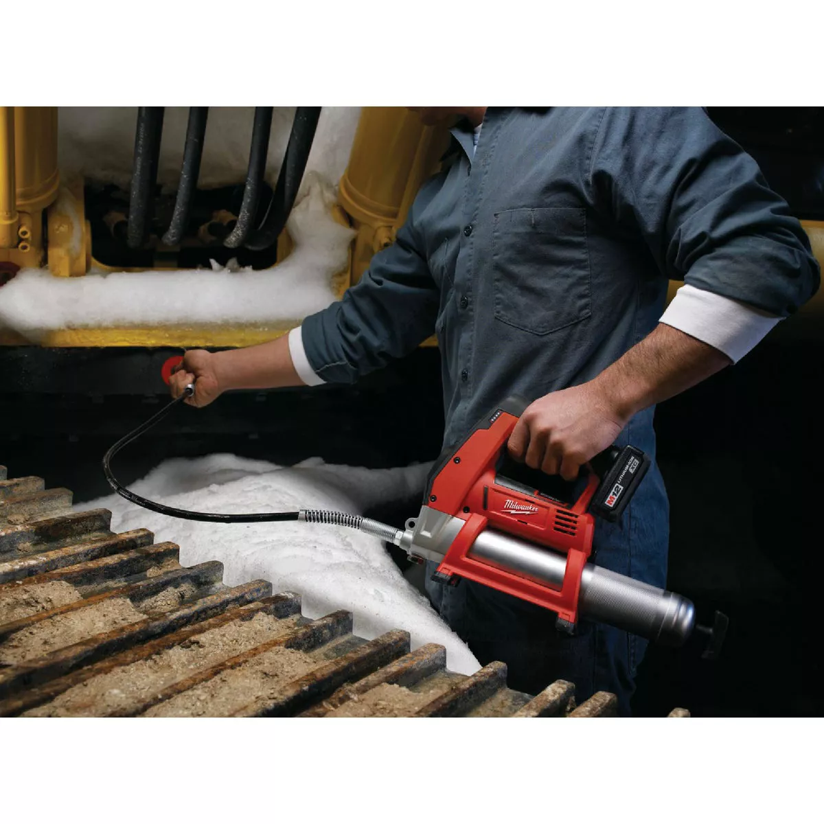 Milwaukee M12 12V Lithium-Ion Cordless Grease Gun Kit