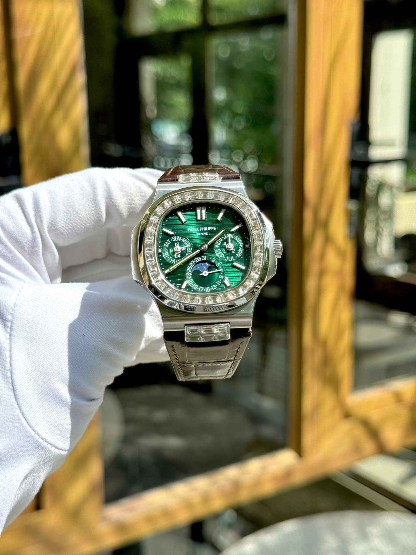 Patek Philippe High End Watch Replicas Nautilus 5740G Diamond   Green Dial Best Quality 40mm - Top club