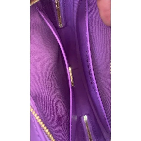 Replica Chanel Heart Zipped Arm Coin Purse 22S Purple/Black Ap27861:1High-quality replica