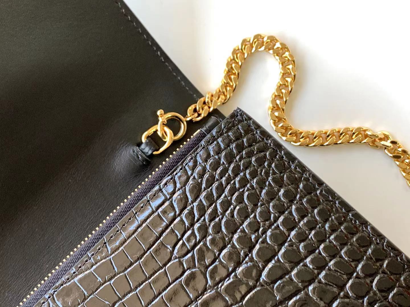 KATE CHAIN WALLET WITH TASSEL IN GRAIN DE POUDRE EMBOSSED LEATHER1:1High-quality replica