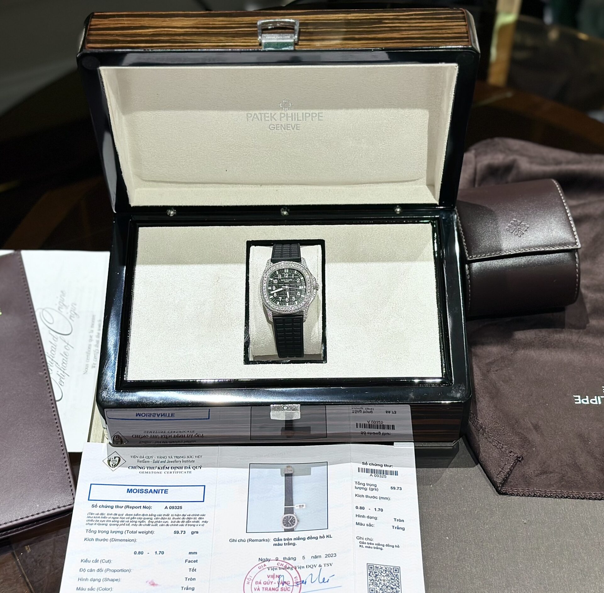 Patek Philippe Replica 1:1 Watch Aquanaut 5069G With Moissanite Diamonds Bezel 35.6mm - Elite Watch Atelier