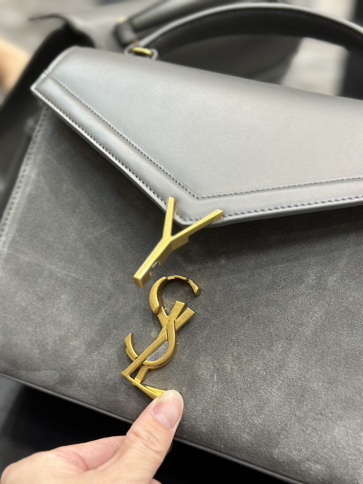 CASSANDRA MEDIUM TOP HANDLE BAG IN GRAIN DE POUDRE EMBOSSED LEATHER1:1High-quality replica