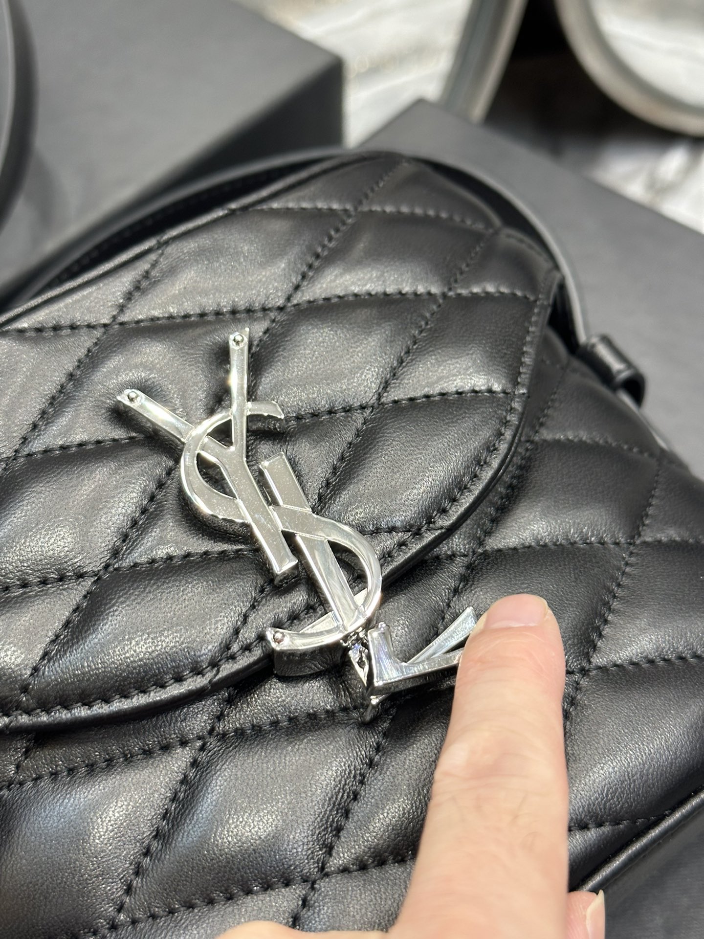 JUNE BOX BAG IN QUILTED PATENT LEATHER1:1High-quality replica