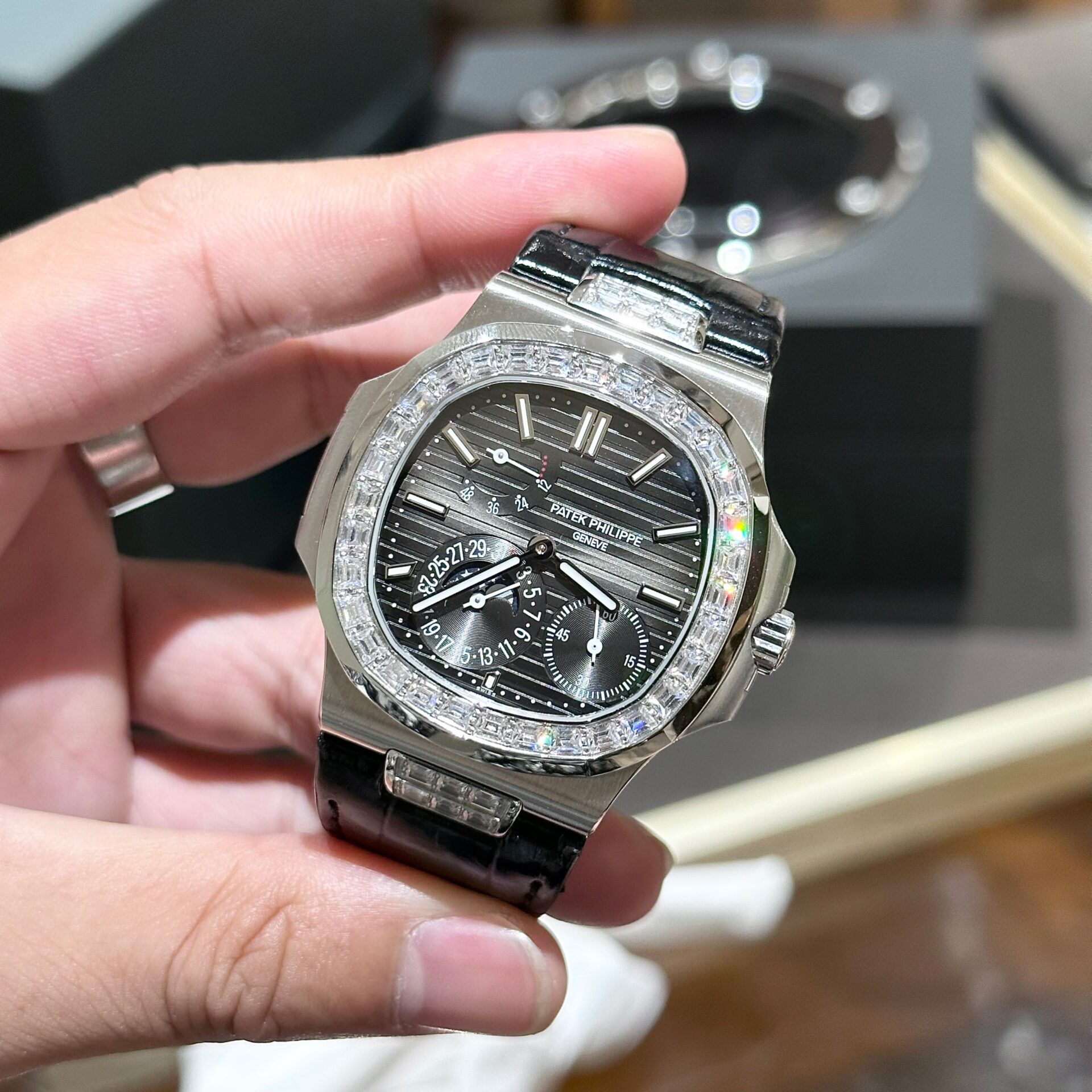 Patek Philippe Nautilus 5724G Replica Watch Gray Dial GRF 40mm - Top club