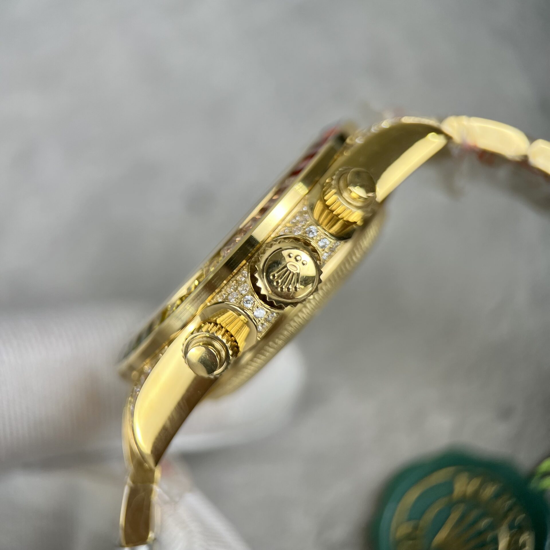 Rolex Replica 1:1 Watch Daytona Rainbow Yellow Gold Plated With Stone 40mm - Elite Watch Atelier