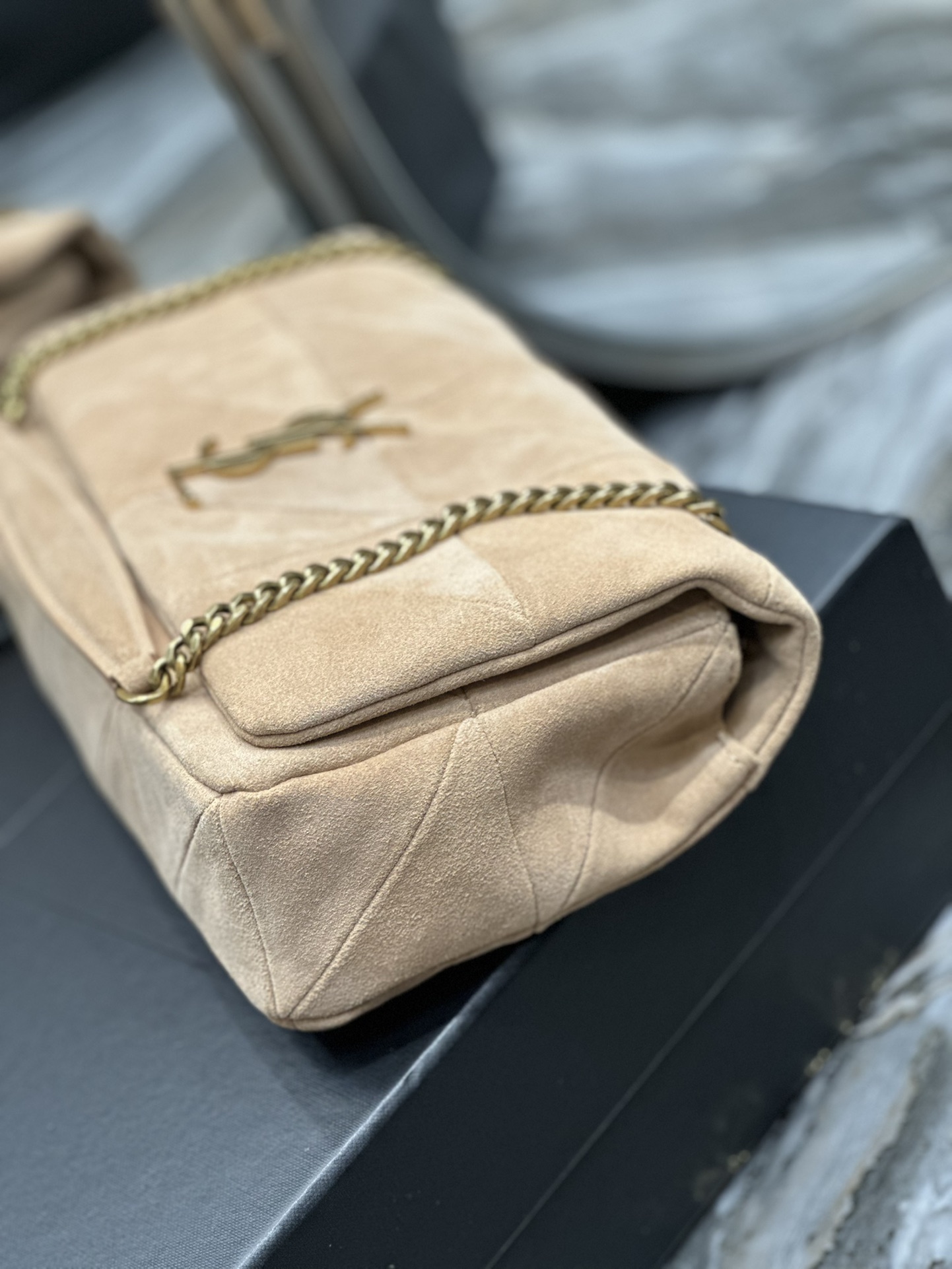 JAMIE MEDIUM CHAIN BAG “CARRÉ RIVE GAUCHE” IN LAMBSKIN AND SUEDE1:1High-quality replica