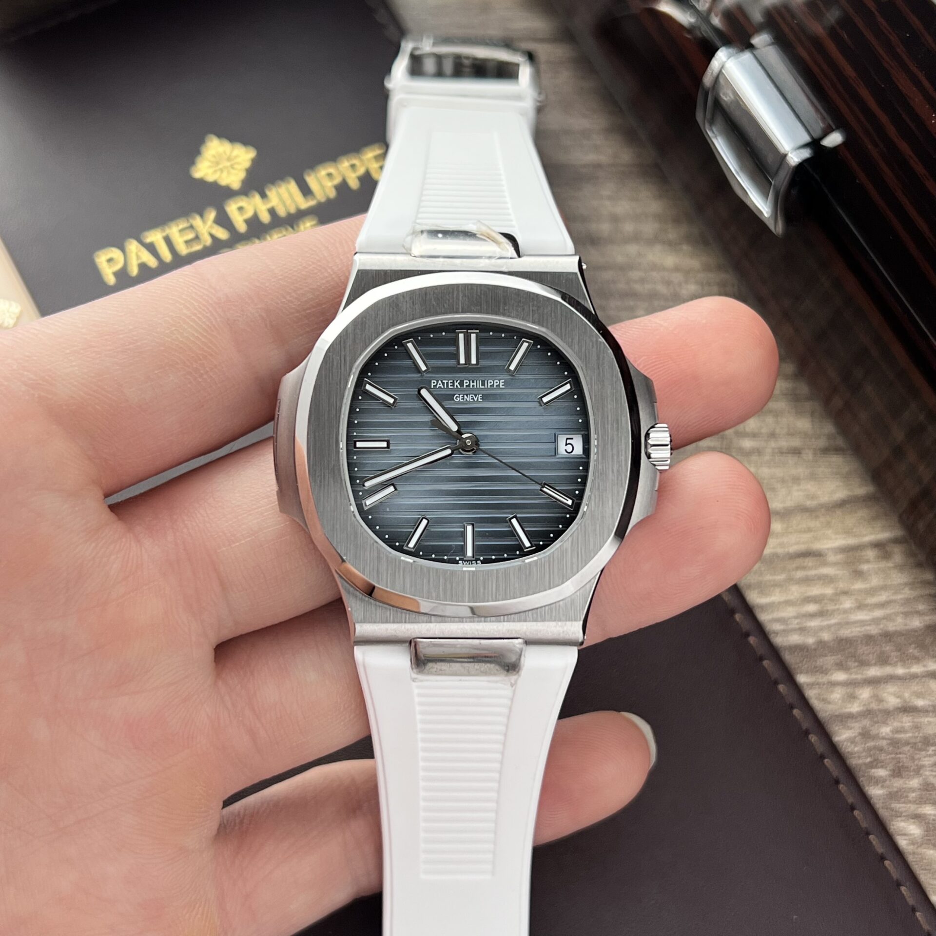 Patek Philippe Nautilus 5711 Best Replica Watch White Rubber Strap 3K Factory 40mm - Elite Watch Atelier