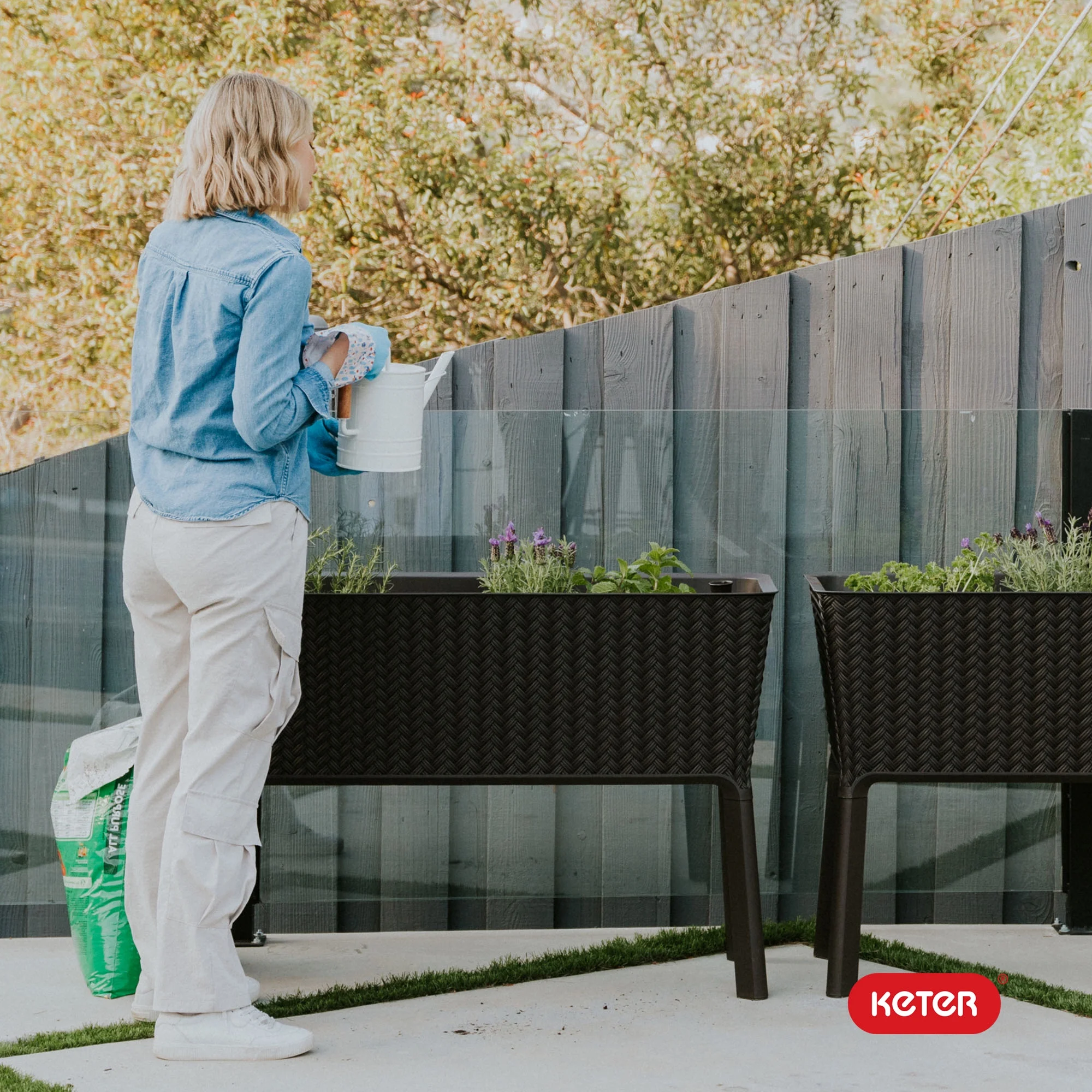 Keter Splendor 31.7 Gallon Raised Garden Bed with Self Watering and Drainage, Grey - Image 20