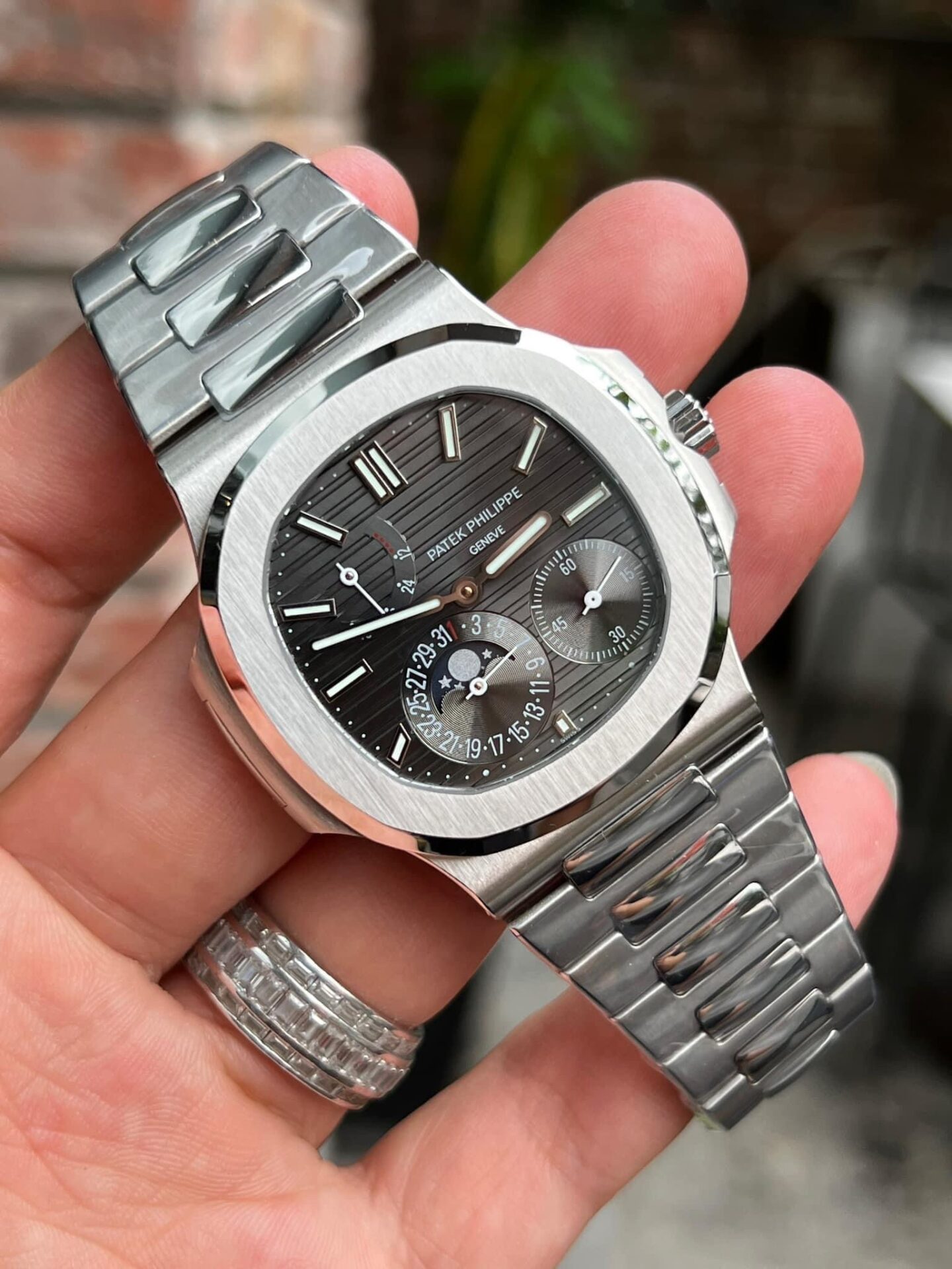 Patek Philippe Replica Watch Nautilus 5712 Metal Strap Gray Dial Factory GR 40mm - Top club