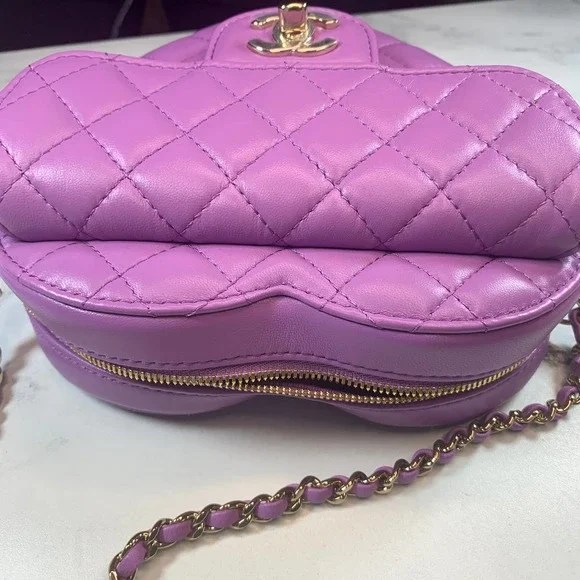 Replica Chanel Heart Zipped Arm Coin Purse 22S Purple/Black Ap27861:1High-quality replica