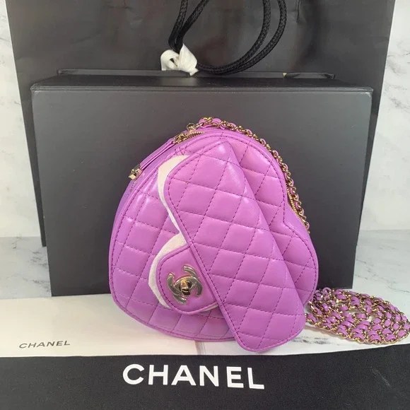 Replica Chanel Heart Zipped Arm Coin Purse 22S Purple/Black Ap27861:1High-quality replica