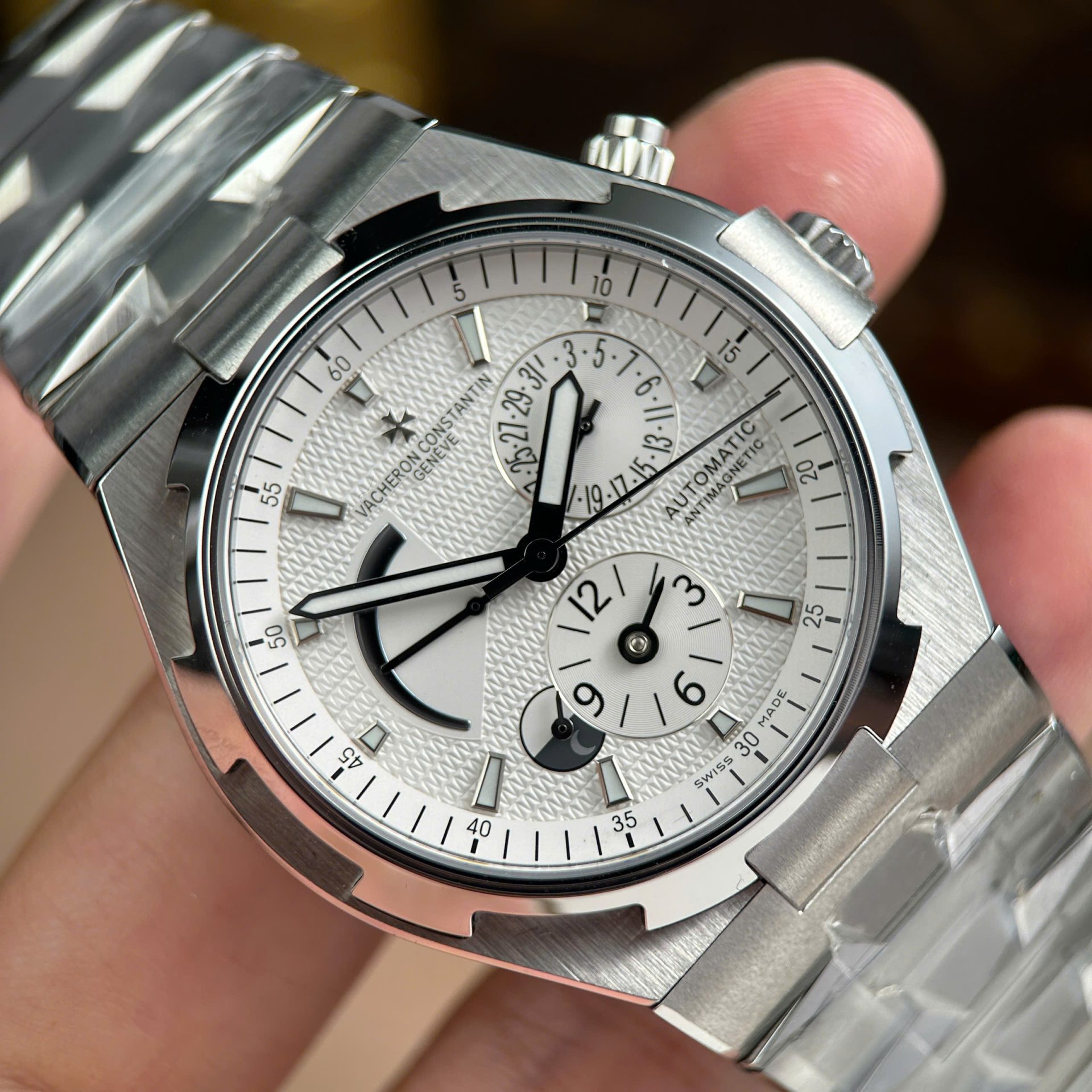 Vacheron Constantin Luxury Imitation Watches Overseas Dual Time 47450 White Dial Metal Wire 9F Factory 42mm - Top club