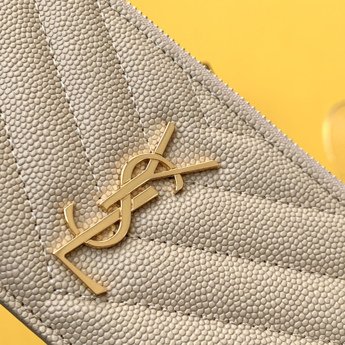 CASSANDRE MATELASSÉ ZIPPED FRAGMENTS CARD CASE IN GRAIN DE POUDRE EMBOSSED LEATHER1:1High-quality replica