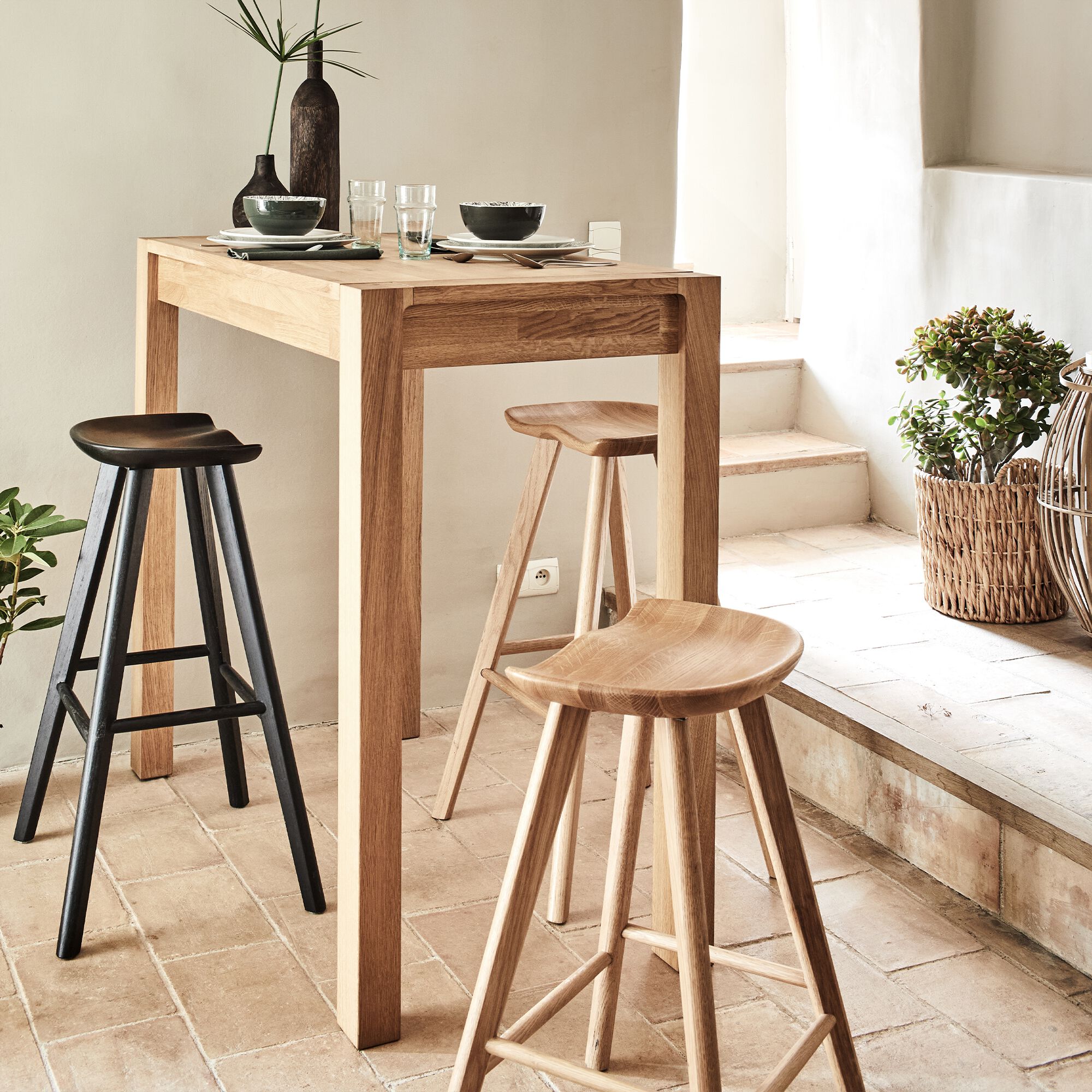 KOA - Tabouret haut en chêne massif H66cm - noir