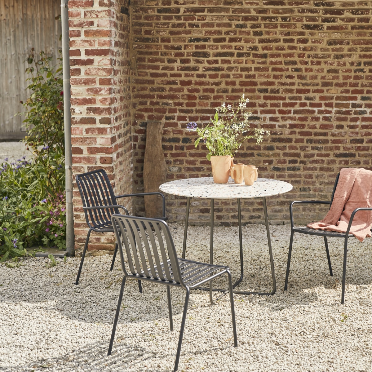 Tikamoon - Ronde tuintafel van premium terrazzo en metaal 90 brown