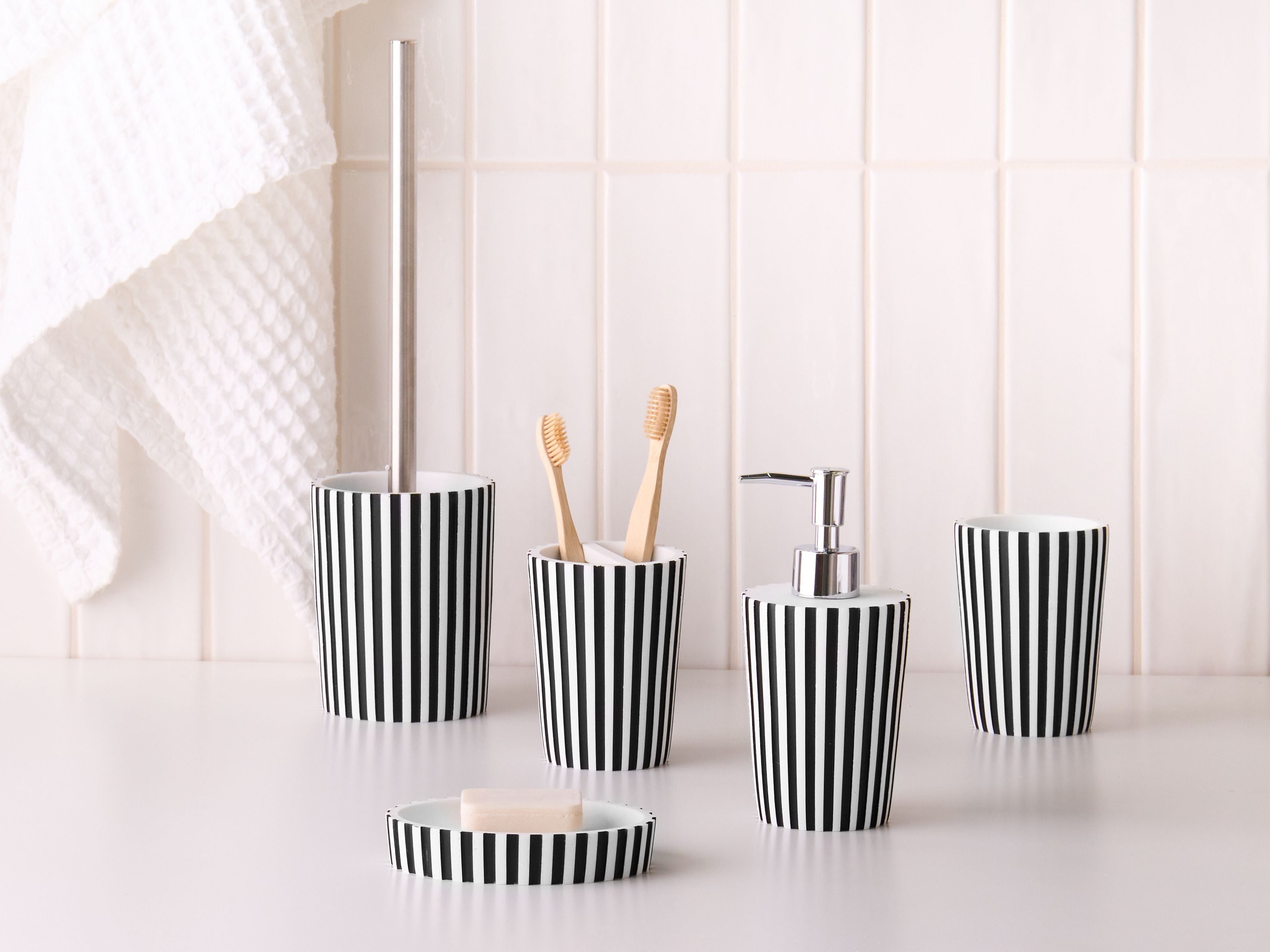 5-Piece Bathroom Accessories Set LIRCAY Black/ White