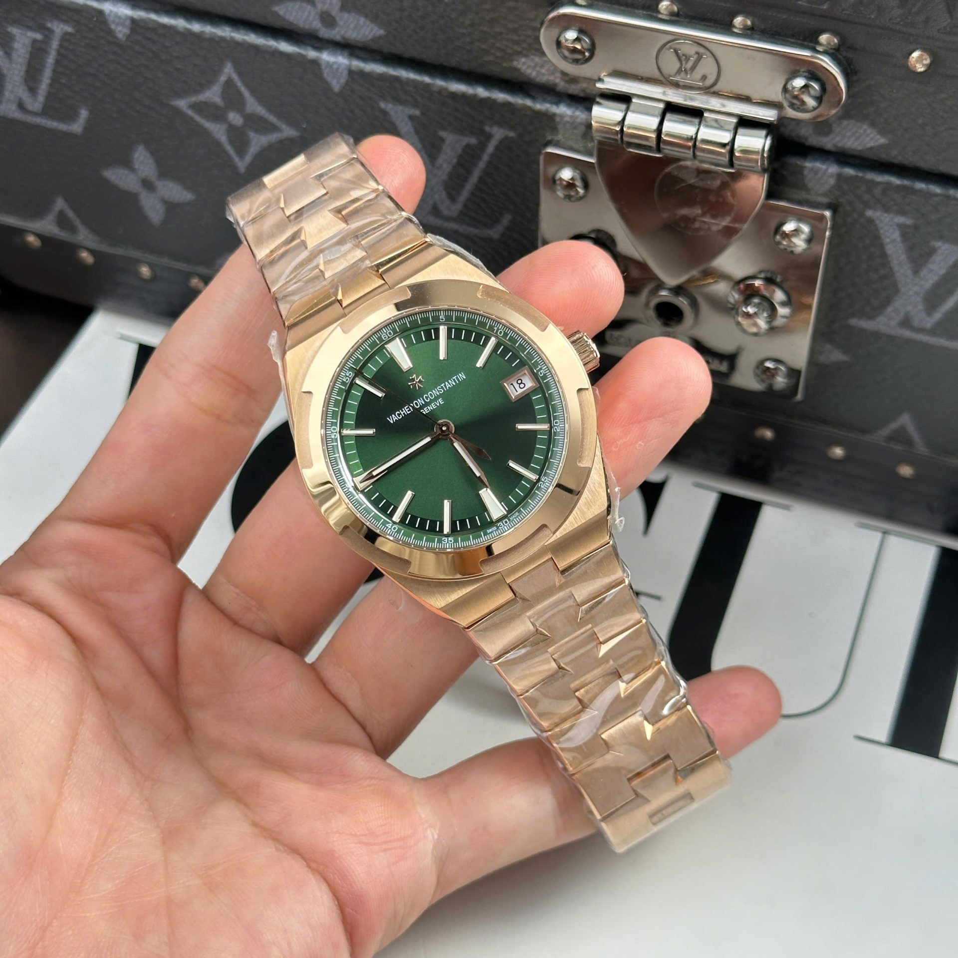 Vacheron Constantin Replica Watch Overseas 4500V Dial Green 41mm - Elite Watch Atelier