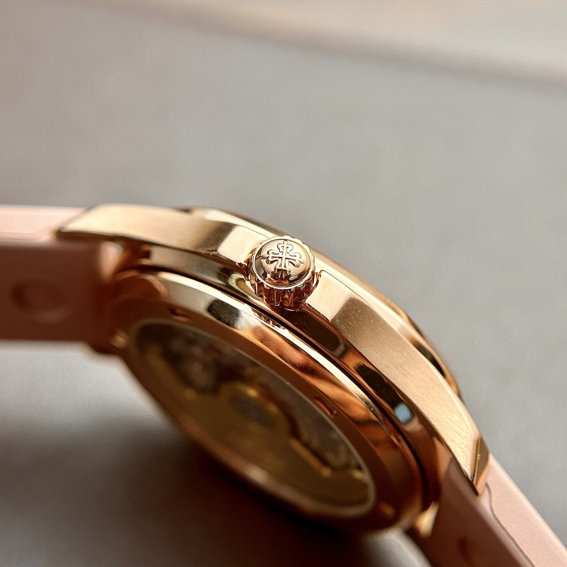 Patek Philippe Aquanaut 5072R Replica Watch Pink Strap Mother-Of-Pearl Dial 35.6mm - Top club