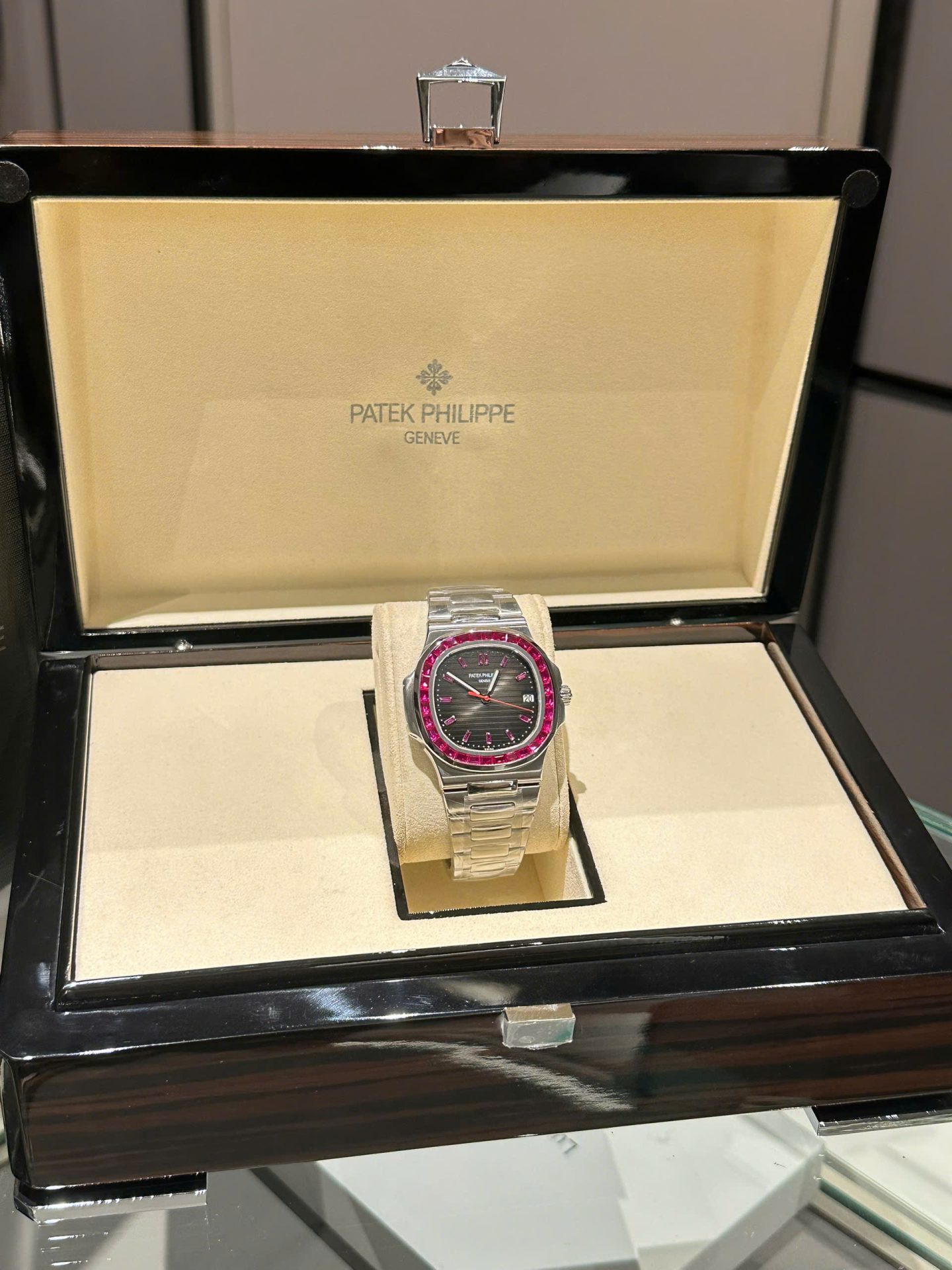Patek Philippe Nautilus 5711 Replica 11 Watch Bezel Ruby Red 40mm - Top club
