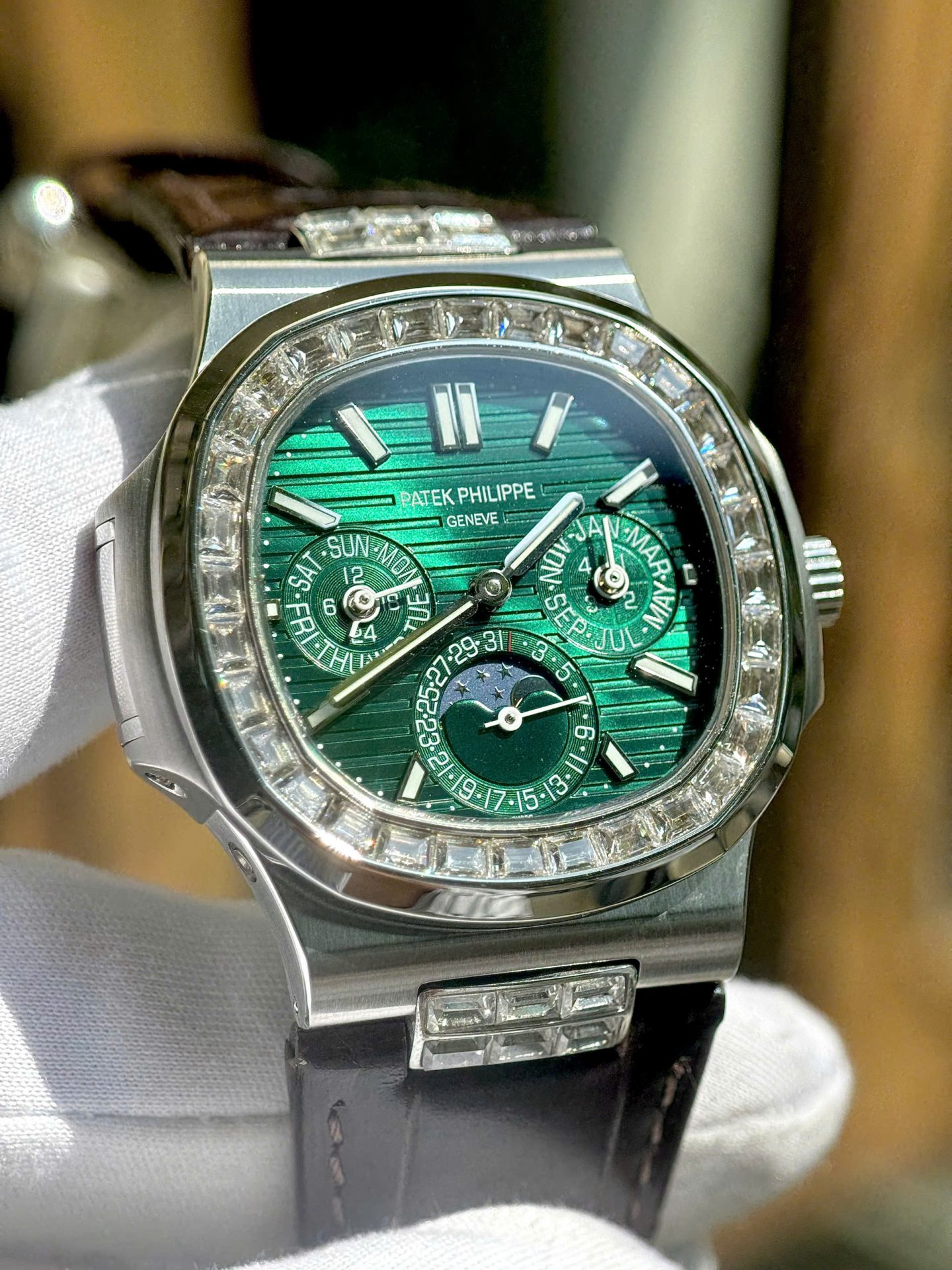 Patek Philippe High End Watch Replicas Nautilus 5740G Diamond   Green Dial Best Quality 40mm - Top club
