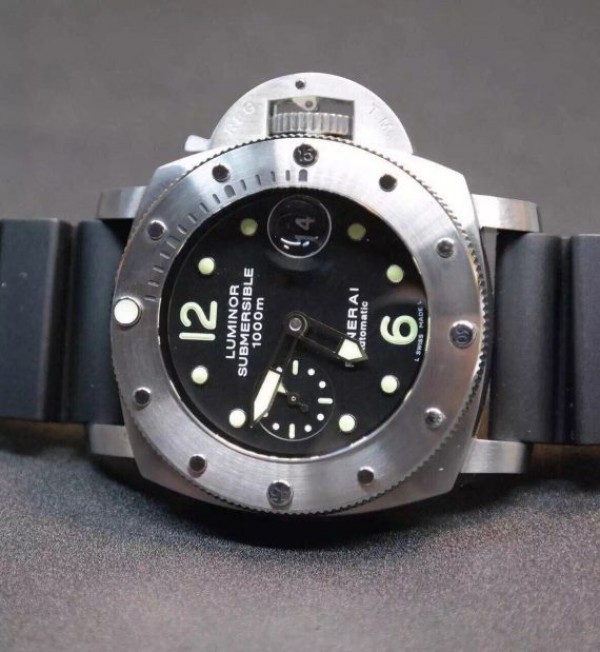 Replica Panerai Luminor Submersible PAM243 Black Dial Rubber Strap P.9010 - Top club