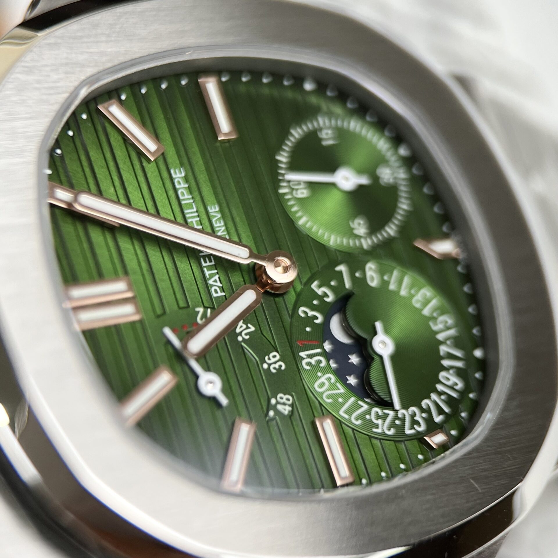 Patek Philippe Nautilus 5712 Replica 1:1 Watch Green Dial ZF 40mm - Top club
