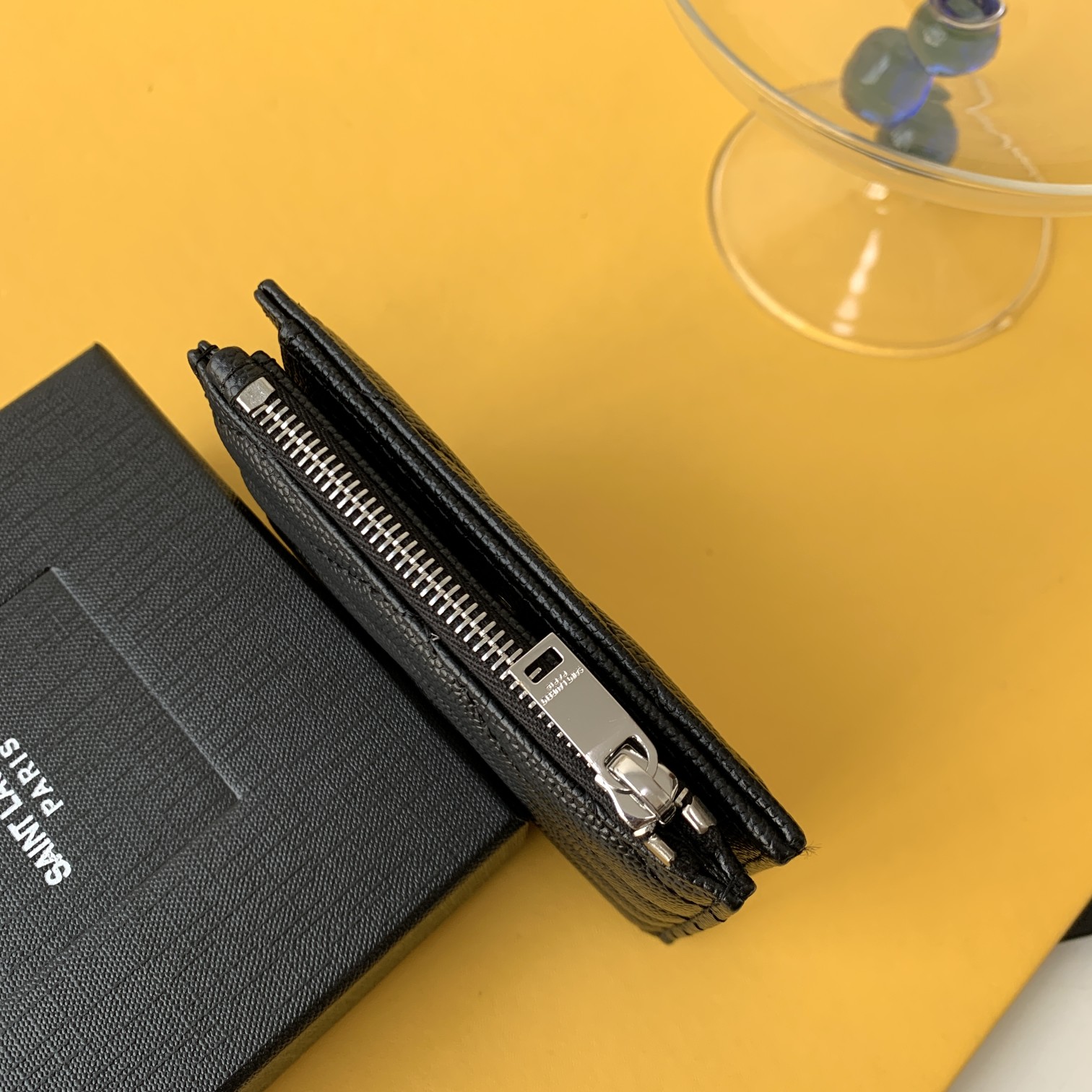 CASSANDRE MATELASSÉ FLAP CARD CASE IN GRAIN DE POUDRE EMBOSSED LEATHER1:1High-quality replica