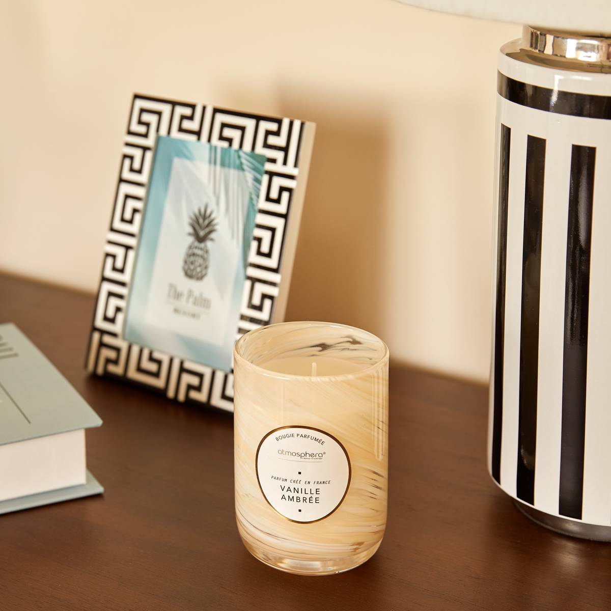 Scented Candle Round "Wavy" Woody fragrance, gourmet scent, Amber vanilla, 275g