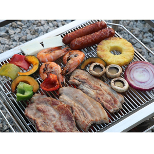 Różne mięsa i warzywa na grillu. Przedmioty obejmują kiełbaski, żeberka, plasterki ananasa, cebulę i paprykę.