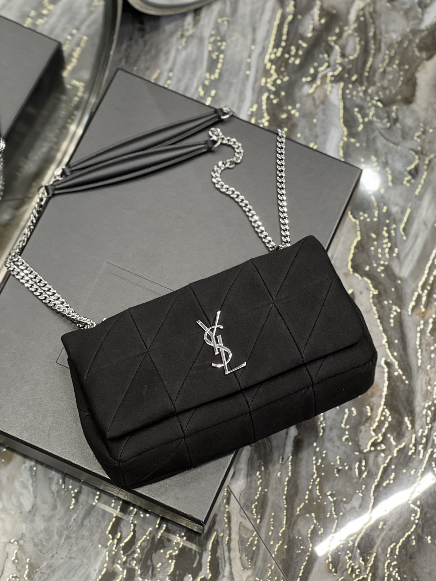 JAMIE MEDIUM CHAIN BAG “CARRÉ RIVE GAUCHE” IN LAMBSKIN AND SUEDE1:1High-quality replica