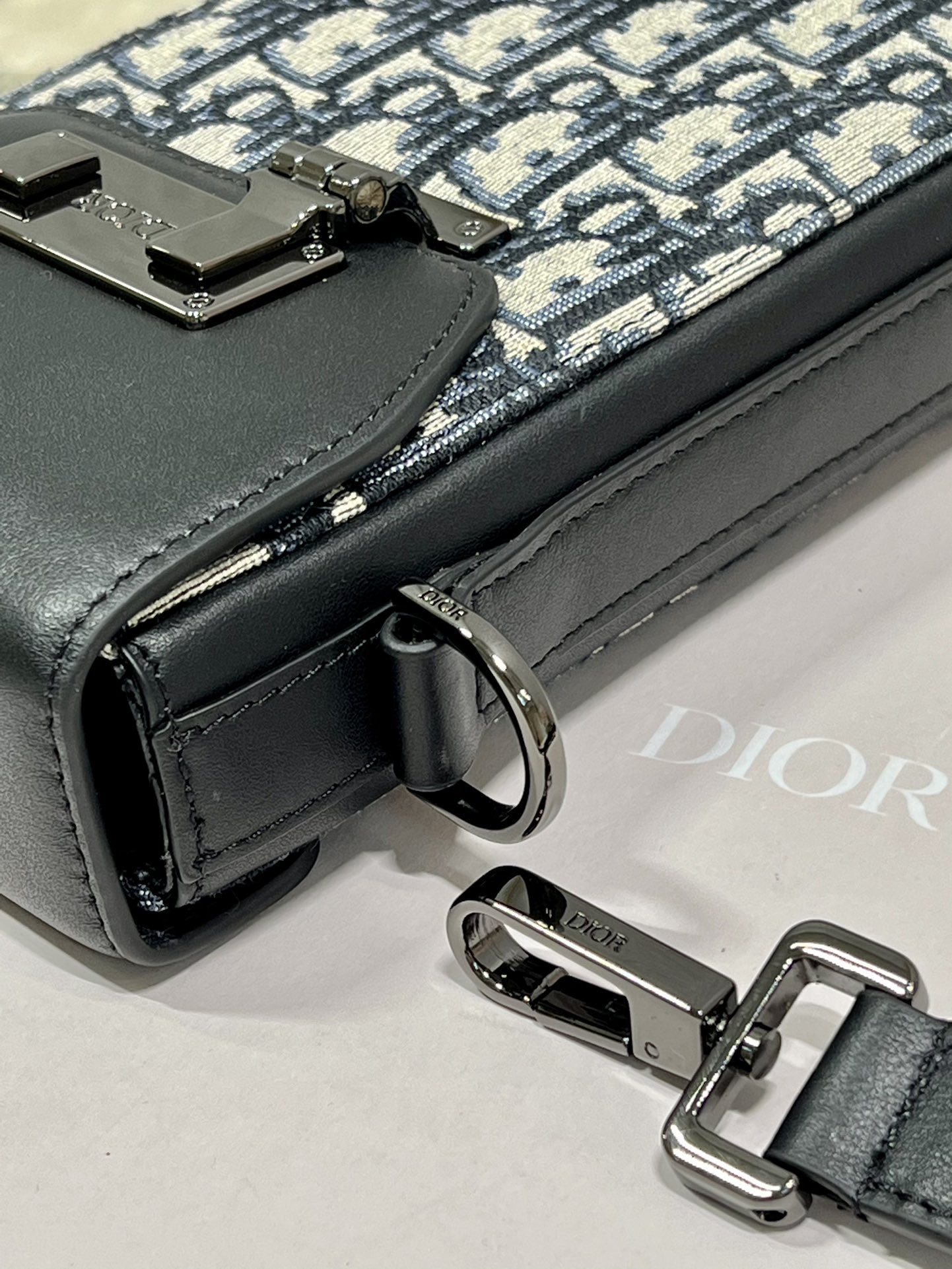 Saddle Vertical Pouch With Strap Beige/Black For Women 8.5in/22cm 2ADCA446YKS_H27E1:1High-quality replica