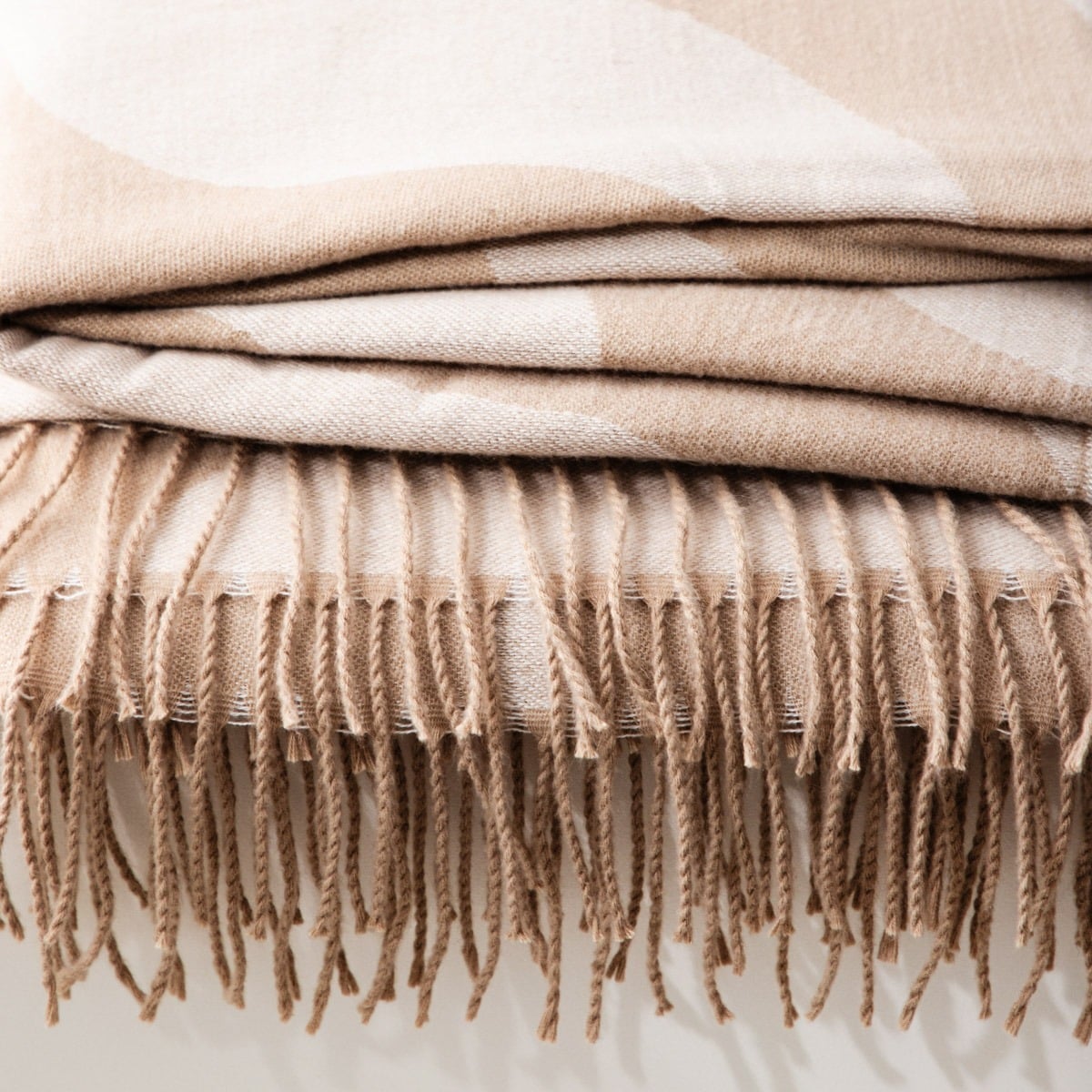 Koc KALOR beżowy żakardowy we wzór z frędzlami 135x200cm