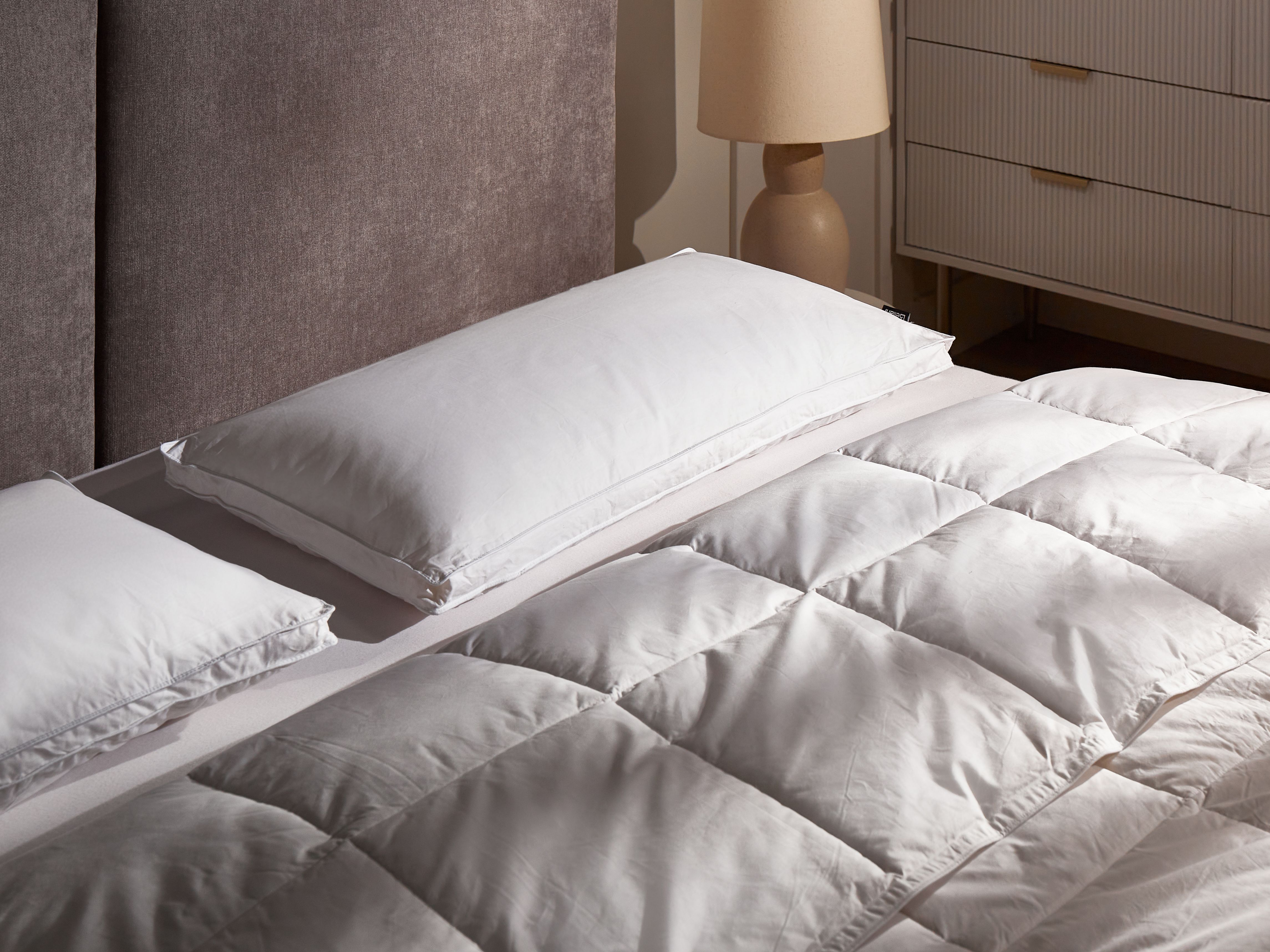 Set of 2 Pillows VIHREN Low Duck Feathers and Down 40 x 80 cm White