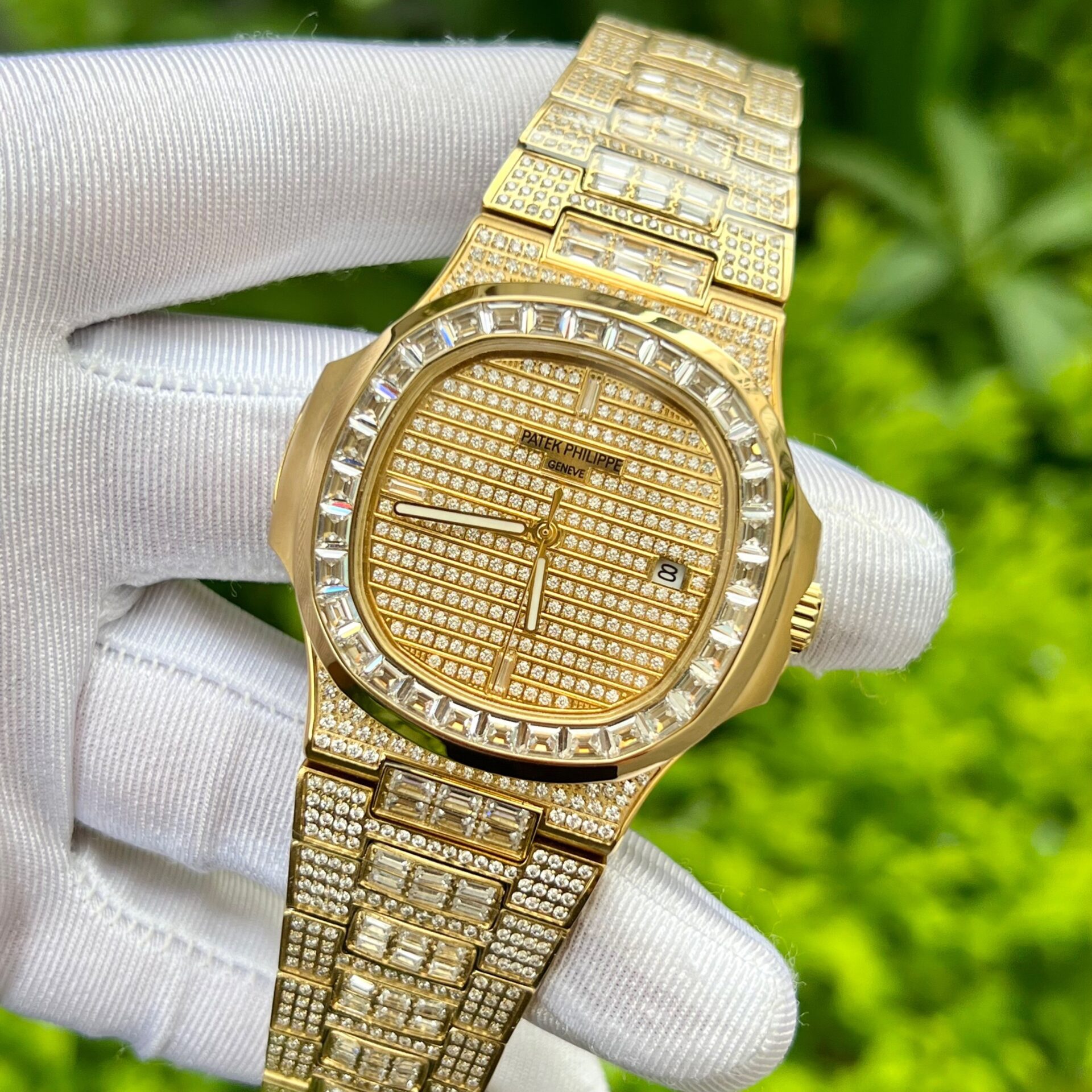 Patek Philippe Nautilus 5719 Replica 1:1 Watch With Full Stone Yellow Gold Plated 3K 40mm - Elite Watch Atelier