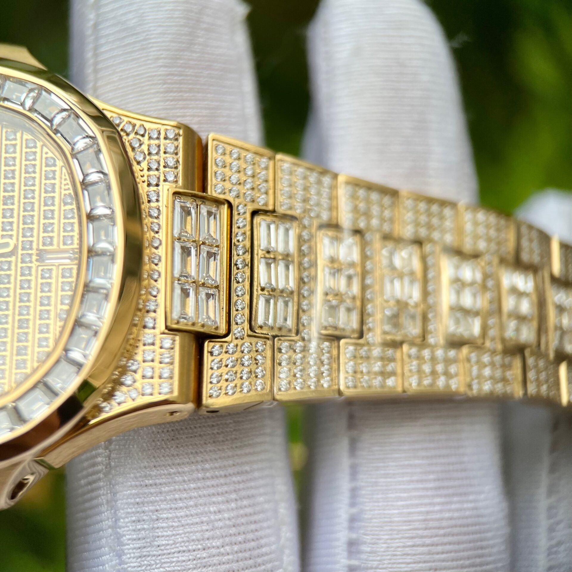 Patek Philippe Nautilus 5719 Replica 1:1 Watch With Full Stone Yellow Gold Plated 3K 40mm - Top club