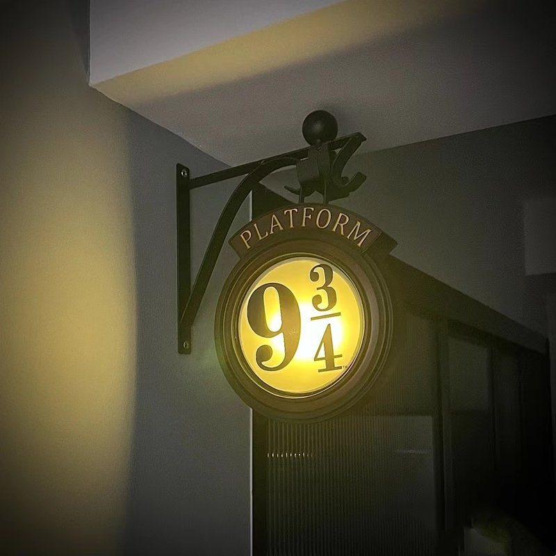 PlatformGlow – Magische Wandlamp met Iconisch Station