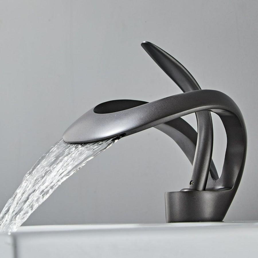 Moderne Geborstelde Gouden Wastafelkraan met Watervaluitloop voor Elegante Badkamer – Duurzaam Messing, Enkel Gat Montage