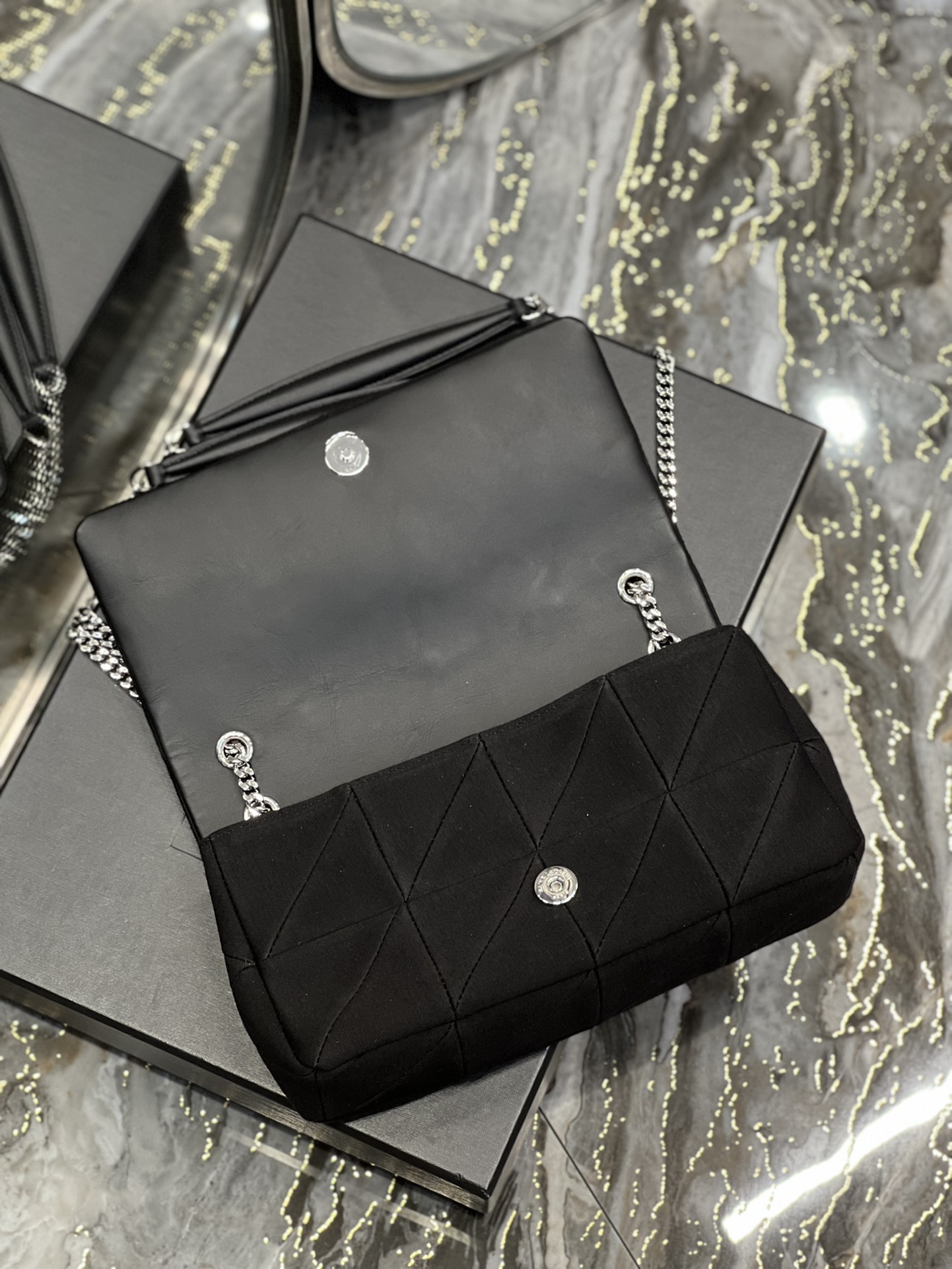 JAMIE MEDIUM CHAIN BAG “CARRÉ RIVE GAUCHE” IN LAMBSKIN AND SUEDE1:1High-quality replica