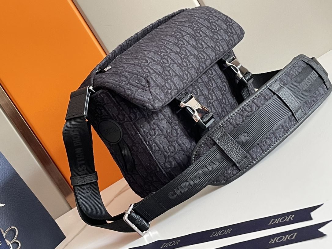 Explorer Messenger Bag Beige/Black For Women‎ 12in/31cm CD 11ESME061YKY_H27E1:1High-quality replica