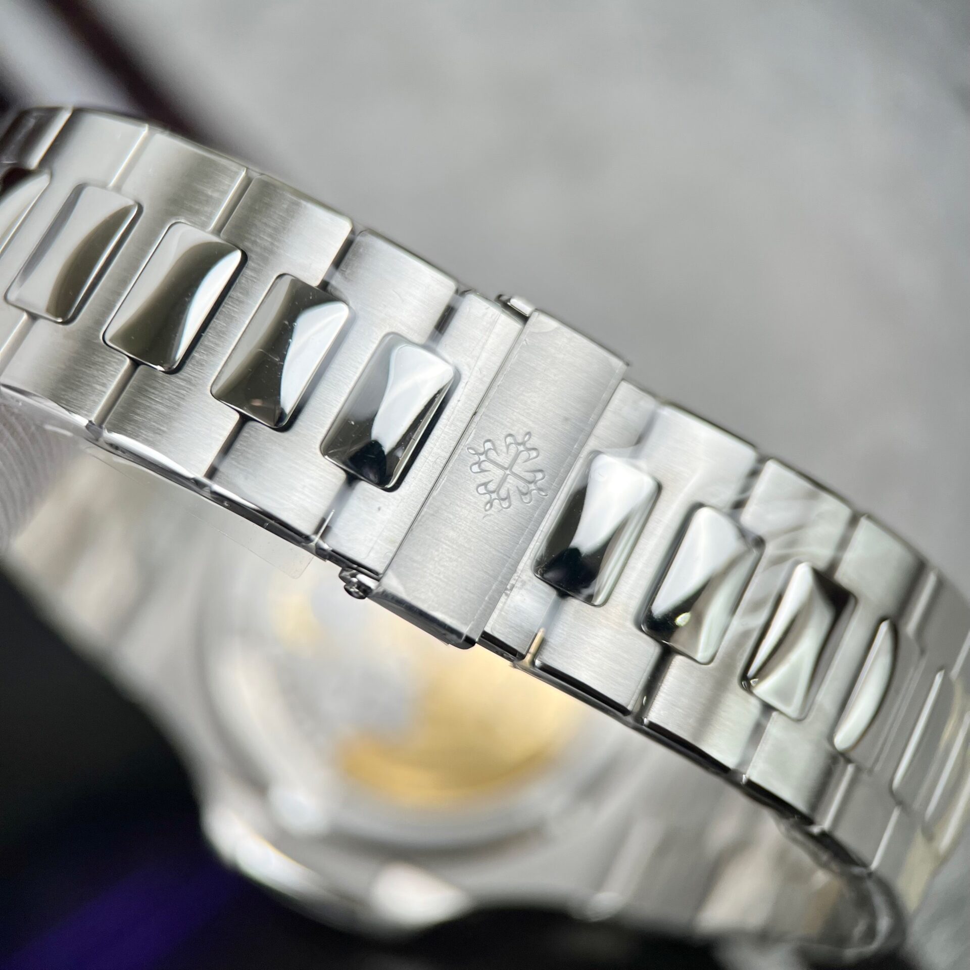 Patek Philippe Replica Watch Nautilus 5723 White Dial Metal Wire 40mm - Top club