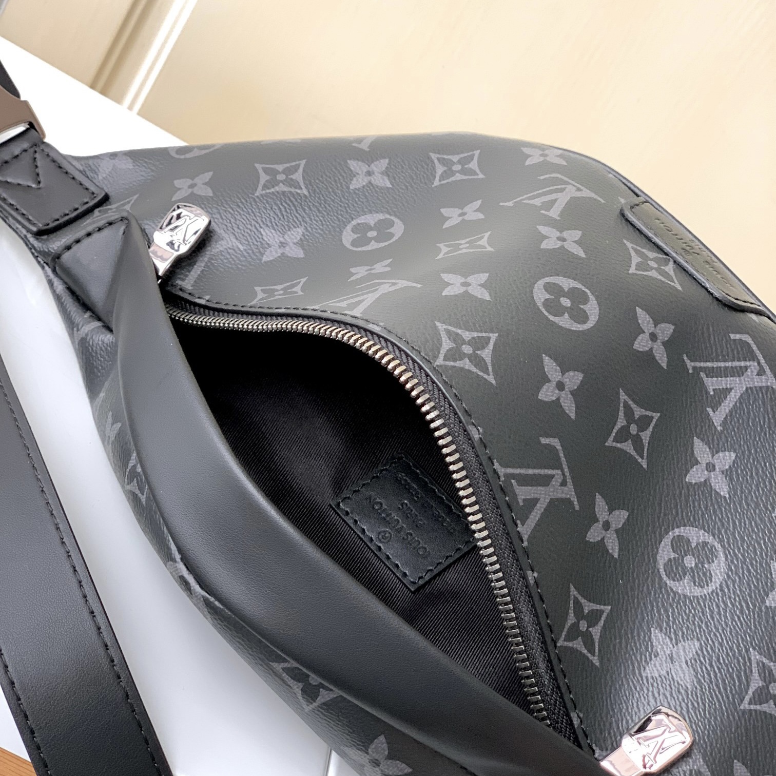 LV Discovery Bumbag PM1:1High-quality replica