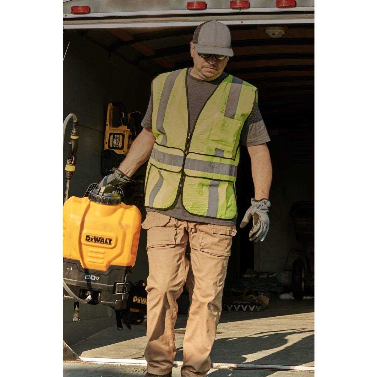 DEWALT Backpack Sprayer, 4 Gallon, 20V MAX Lithium-Ion Powered - 190742 - Image 5 DEWALT Backpack Sprayer, 4 Gallon, 20V MAX Lithium-Ion Powered - 190742 - Image 5