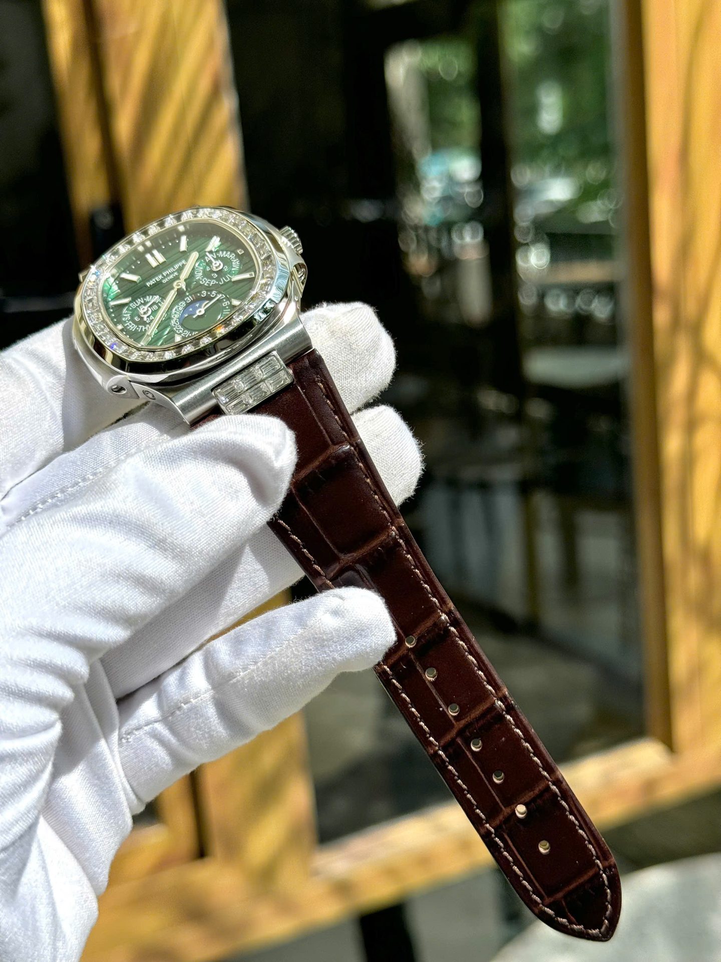 Patek Philippe High End Watch Replicas Nautilus 5740G Diamond   Green Dial Best Quality 40mm - Top club