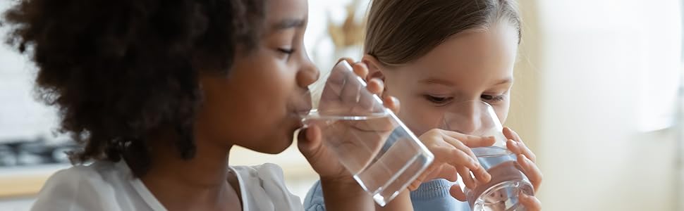 Enfants buvant de l'eau