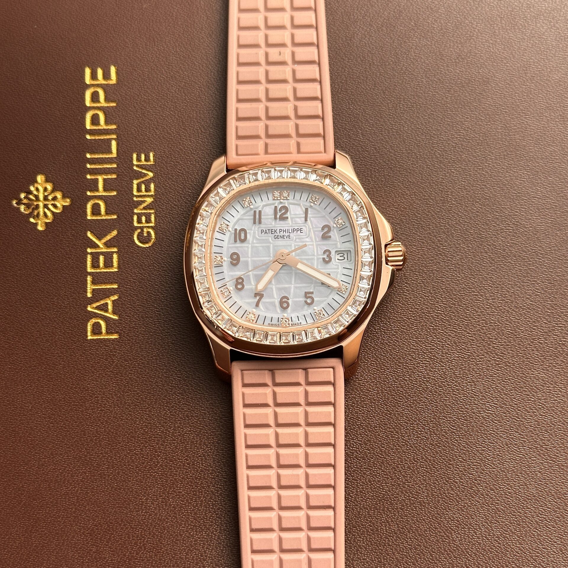 Patek Philippe Aquanaut 5072R Replica Watch Pink Strap Mother-Of-Pearl Dial 35.6mm - Elite Watch Atelier